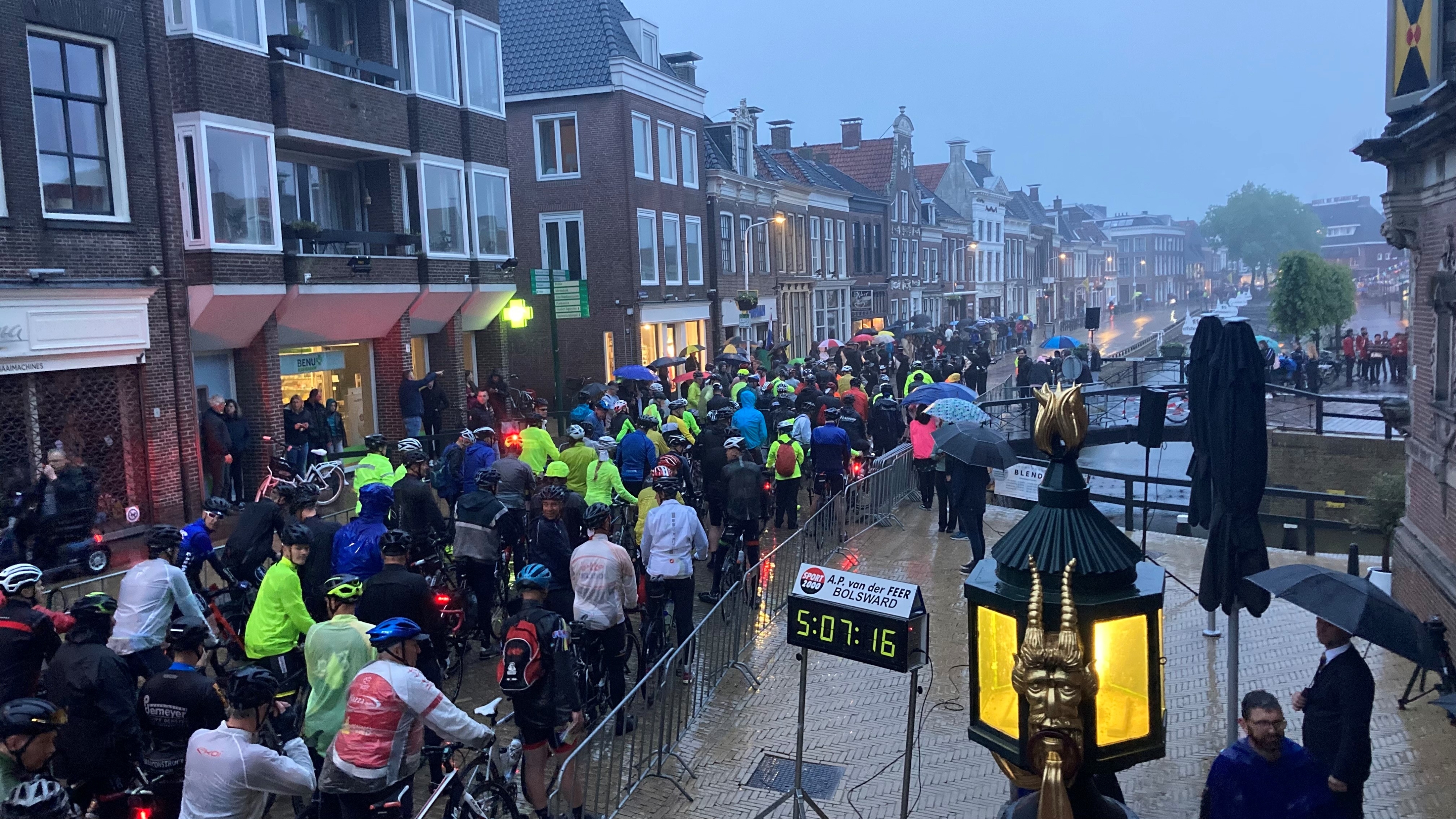 De natte start van de Fietselfstedentocht in Bolsward in 2022