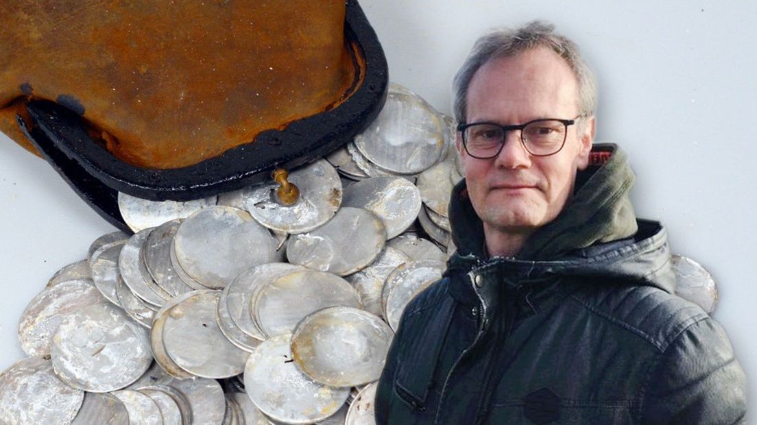 De portemonnee met de muntjes en archeoloog Michel Groothedde.