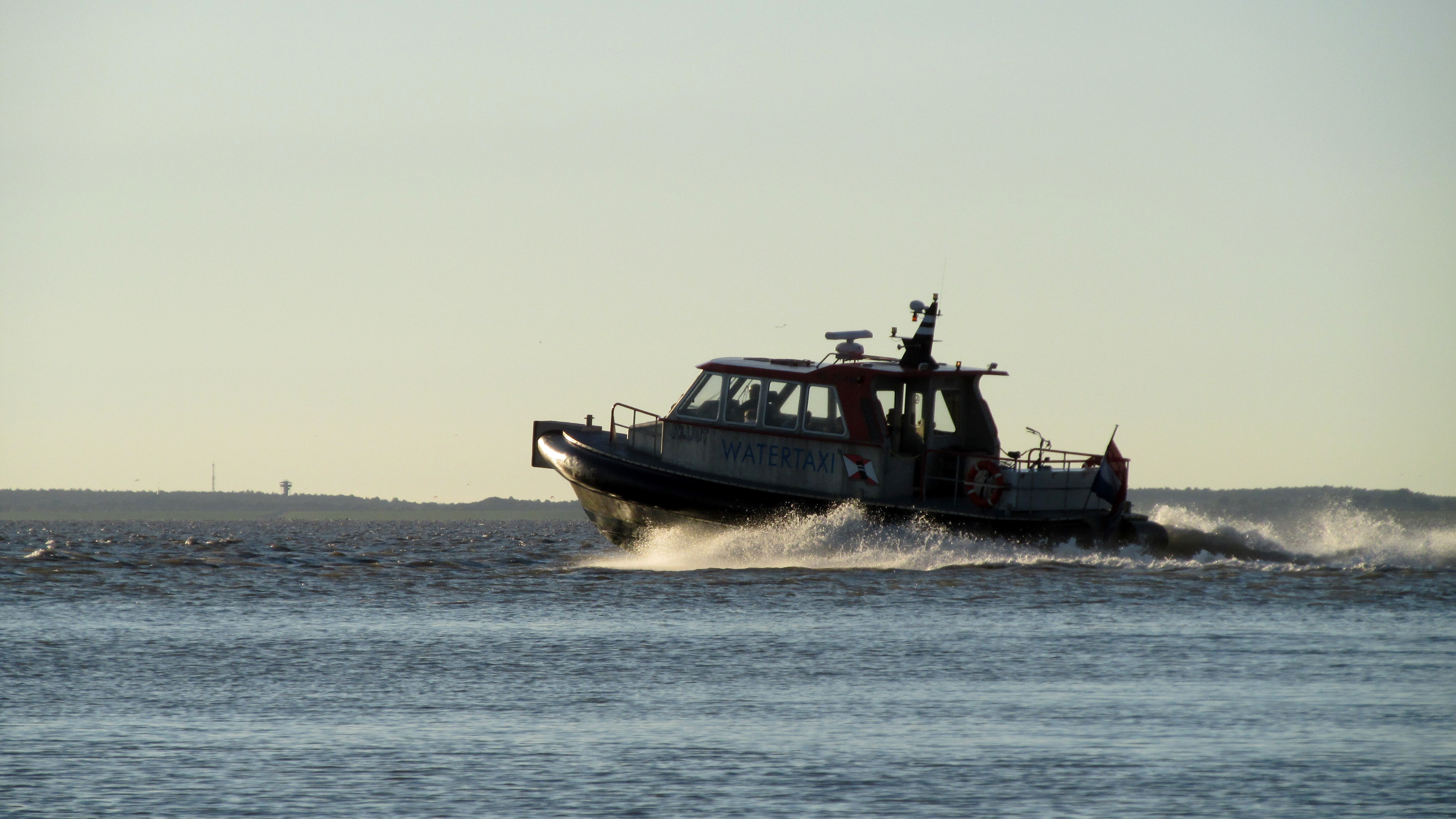 Ministerie Wil Gauw Duidelijkere Regels Voor Watertaxi's Na Aanvaring ...