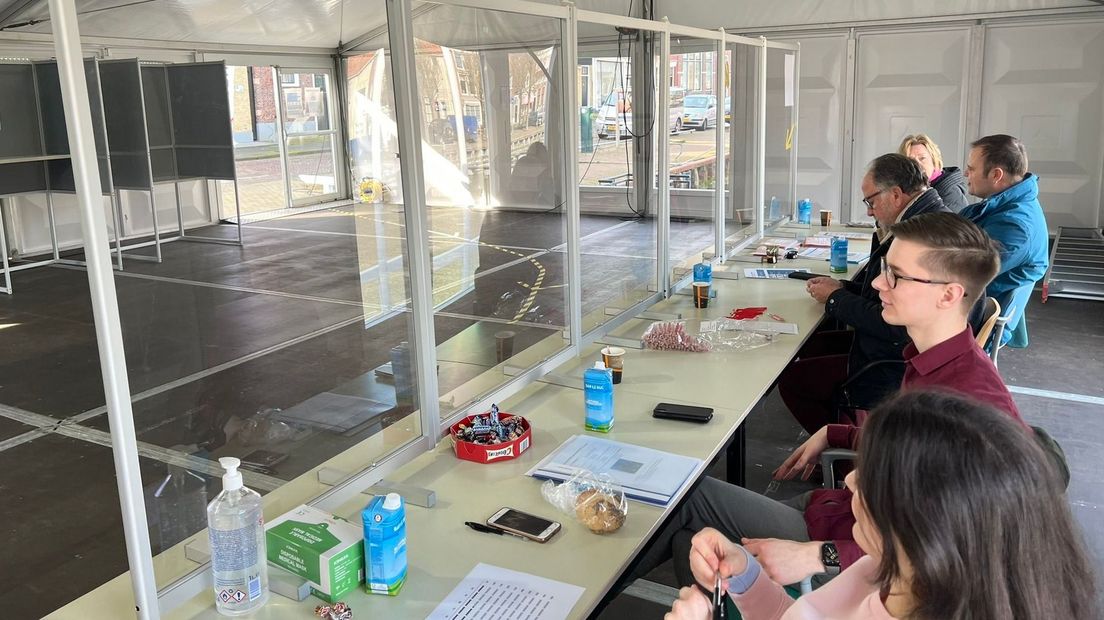 Het stembureau achter het stadhuis in Harlingen