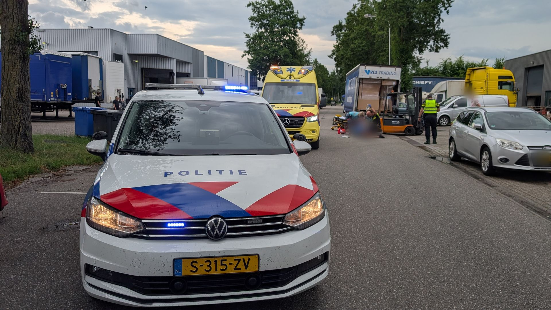Man met spoed naar ziekenhuis na bedrijfsongeval met heftruck