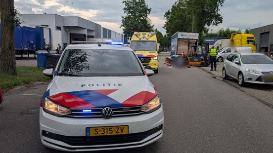 Man met spoed naar ziekenhuis na bedrijfsongeval met heftruck