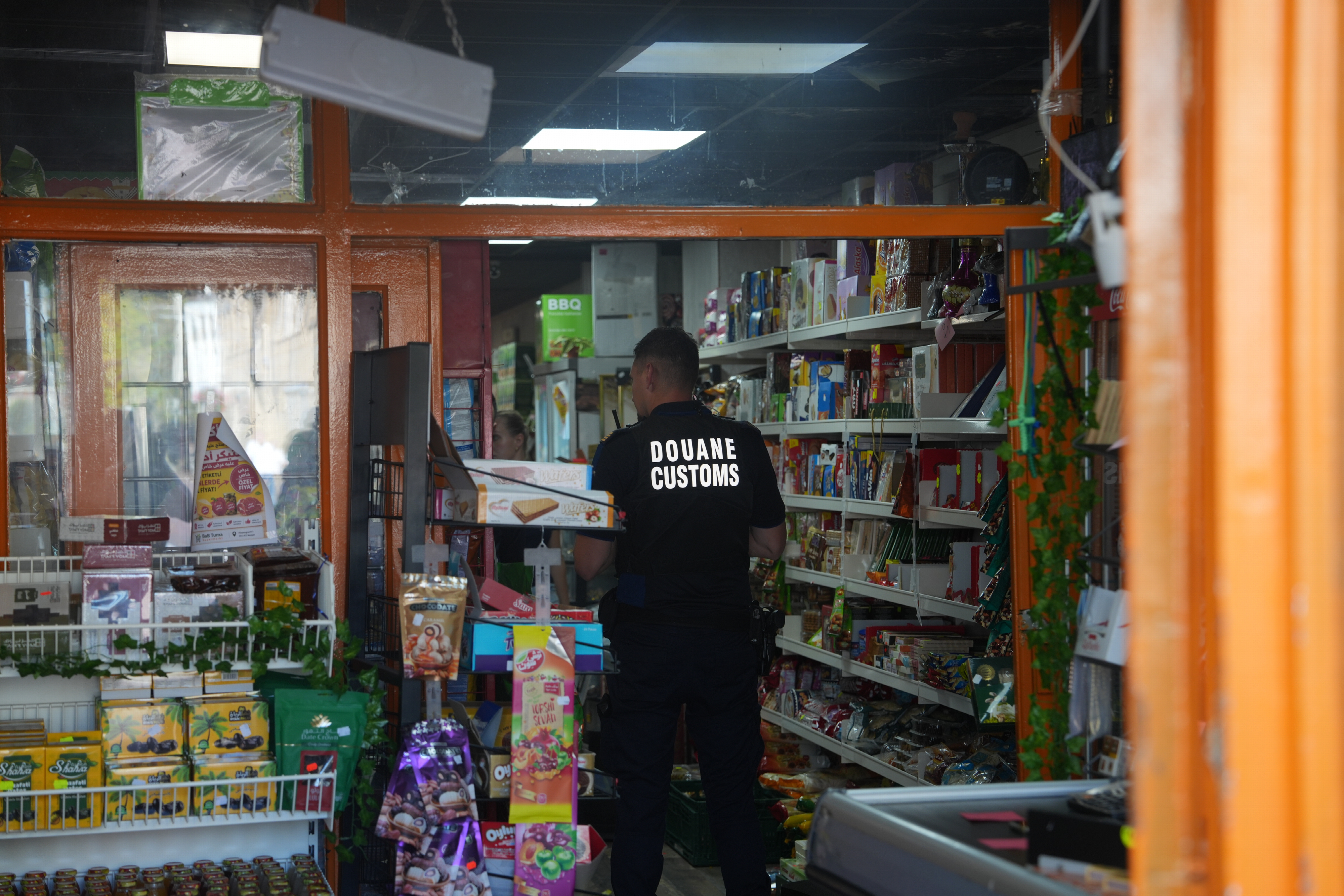 Politie en douane deden gisteren een inval bij de supermarkt