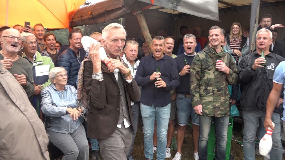 Martien Meiland in geboortedorp Noordwijkerhout voor tonknuppelen met zijn vrienden.