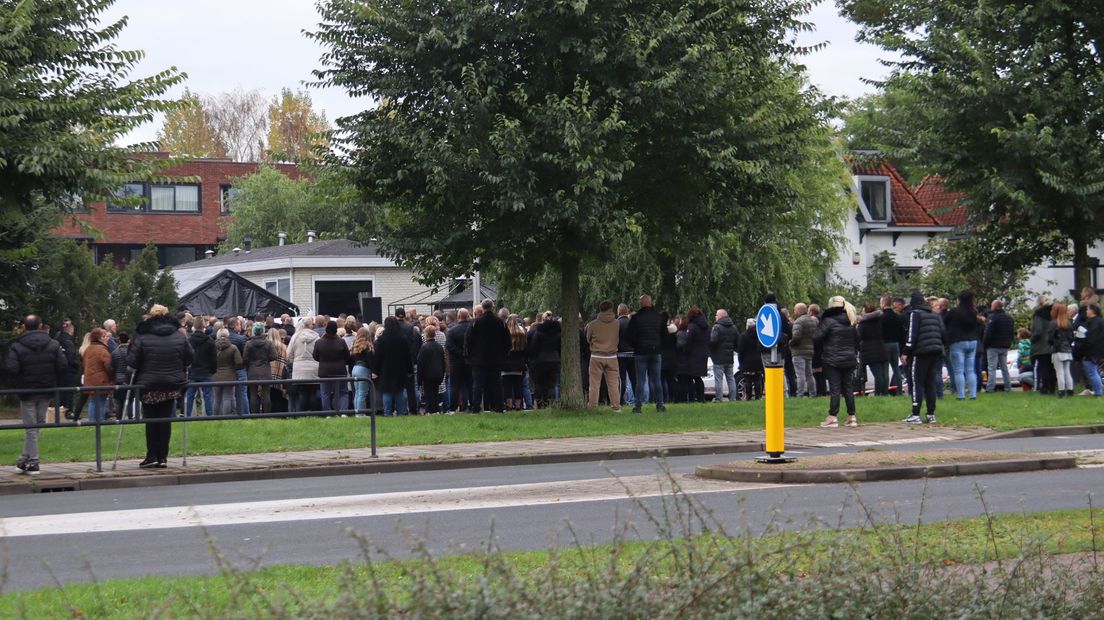 Drukte bij laatste eer slachtoffer schietpartij Café de Plak.