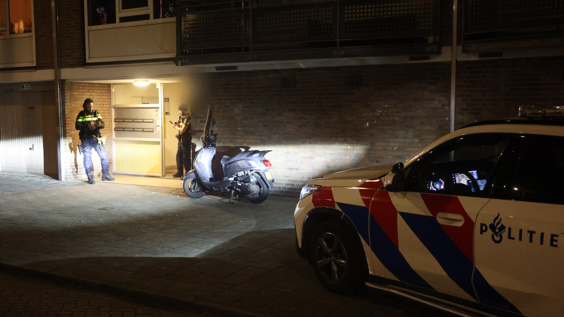 De overval vond plaats bij een portiekwoning in Rotterdam-Noord.