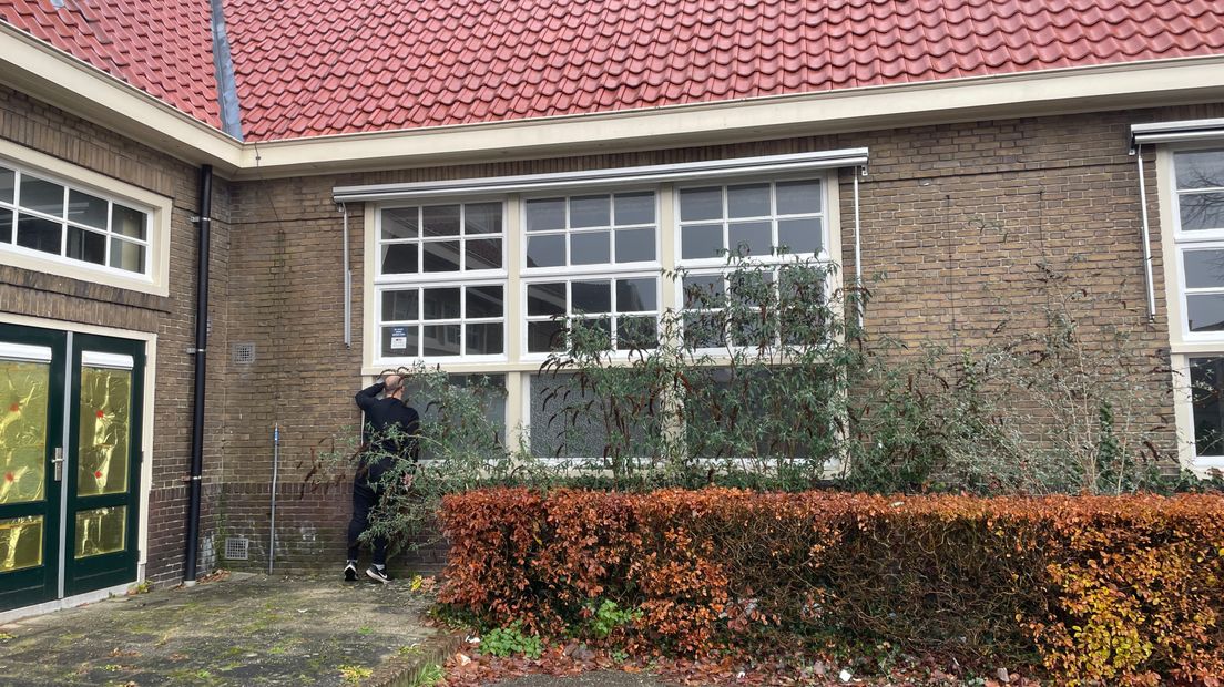 Schoonbeek kijkt smachtend door het raam naar het lege klaslokaal wat ze als buurthuis De Poort erbij willen