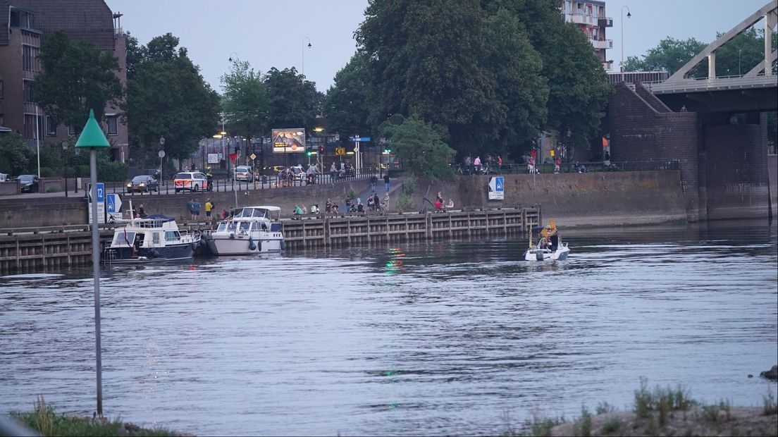 Een handjevol toeschouwers en een paar agenten waren bij de actie aanwezig