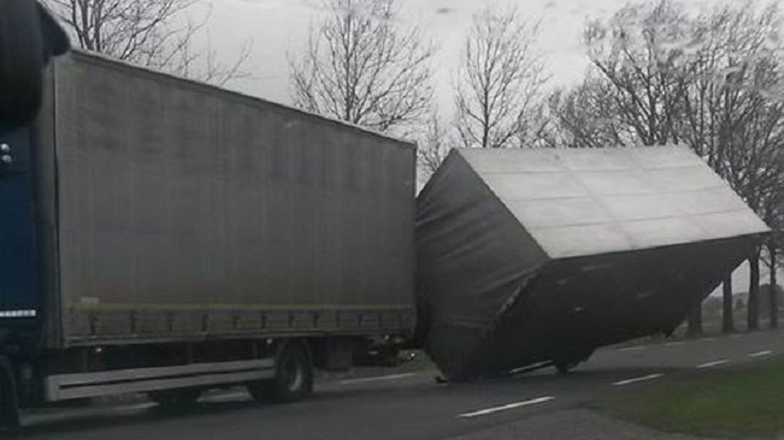 Een vrachtwagen verloor het van de wind (Rechten: Marscha Hartmann)