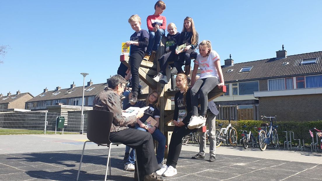 Klijnsma doneerde het boek 'Pluk van de Petteflet' voor het Kinderzwerfboeken-project (Rechten: RTV Drenthe/Dylan de Lange)