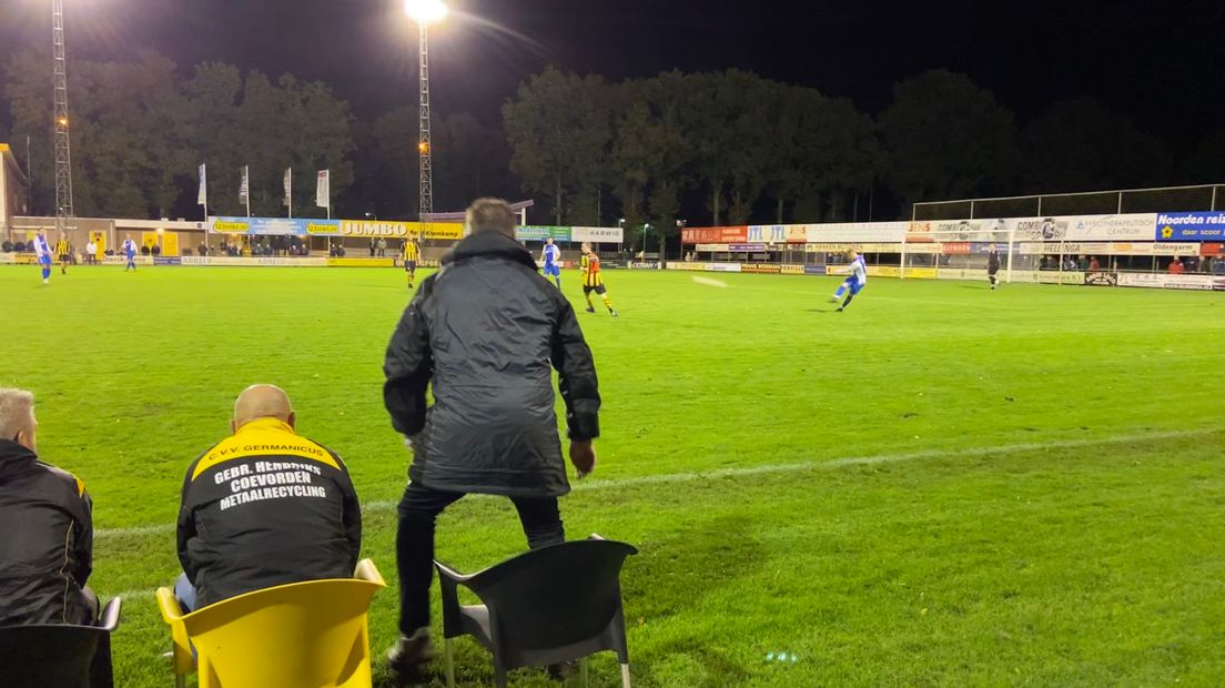Germanicus trainer André Mulder volgt gespannen de wedstrijd (Rechten: RTV Drenthe/René Posthuma