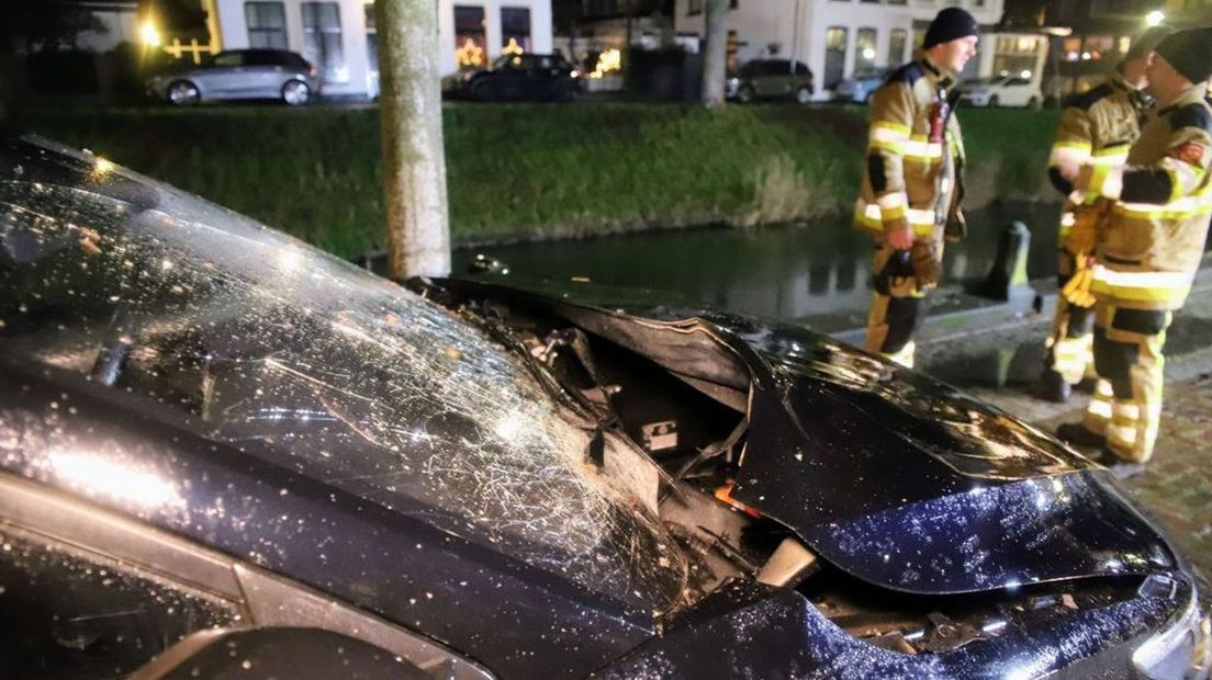 Een auto in Tiel raakte door het vuurwerk zwaar beschadigd