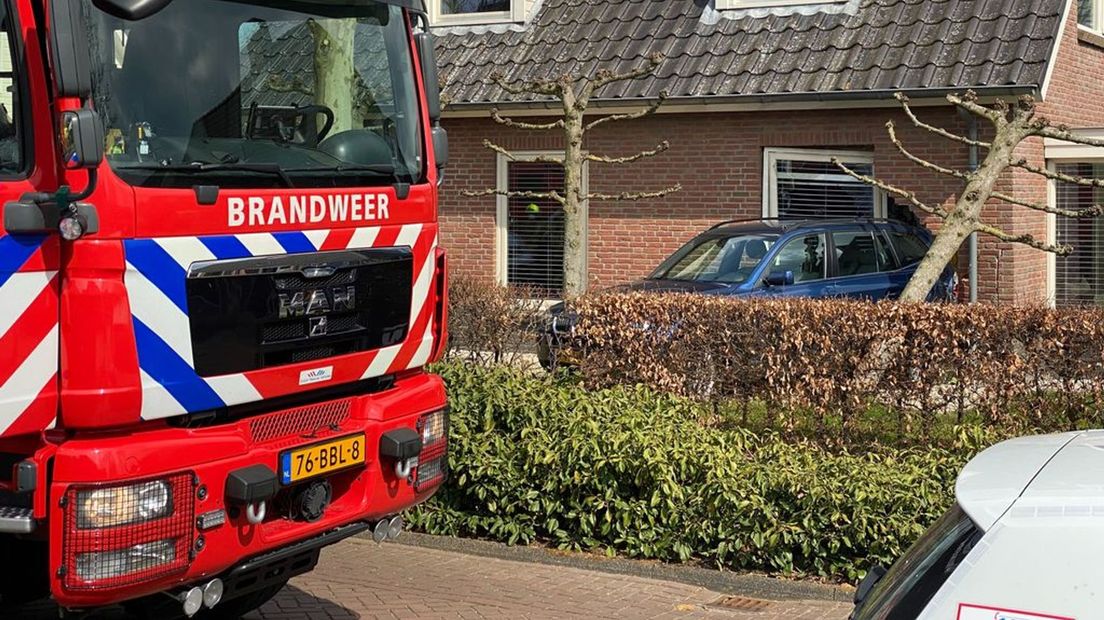 In de gevel van de woning zit een groot gat.