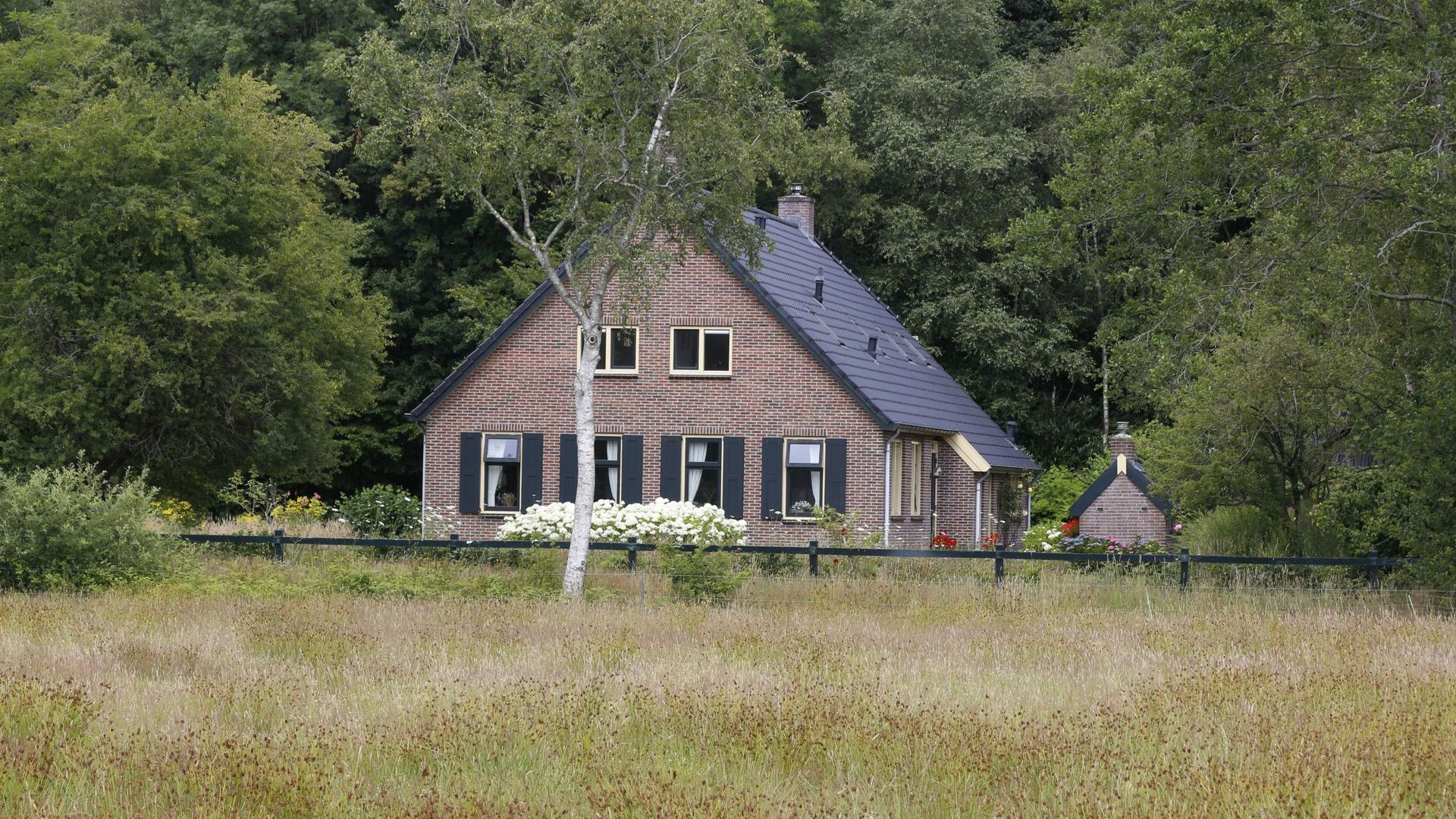 Een lage woning in het buitengebied ter illustratie.