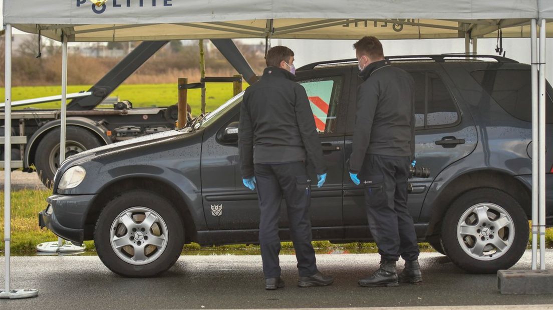 De politie doet onderzoek op de plek waar Paul Selier om het leven kwam.