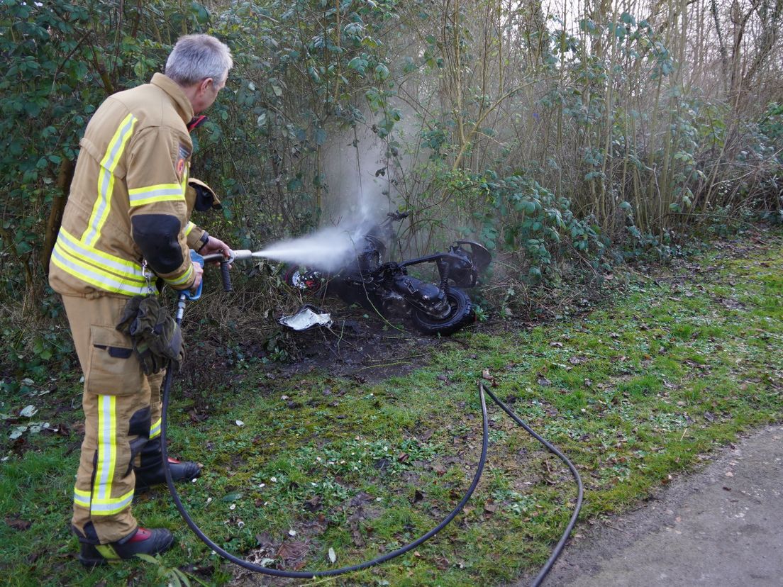 Van de scooter was na de brand weinig meer over.