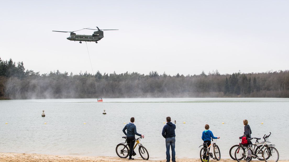 Medewerkers van Defensie en brandweer waren vrijdag en donderdag bezig met oefeningen rond het Heerderstrand bij Heerde voor het blussen van bos- en heidebranden. Daarbij zette Defensie de 2-motorige Chinook in als blushelikopter.