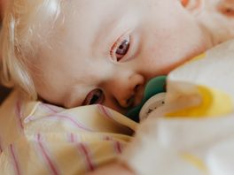 Meer kinderen kregen dit jaar longontsteking of kinkhoest: wat is het en wat helpt (niet)?