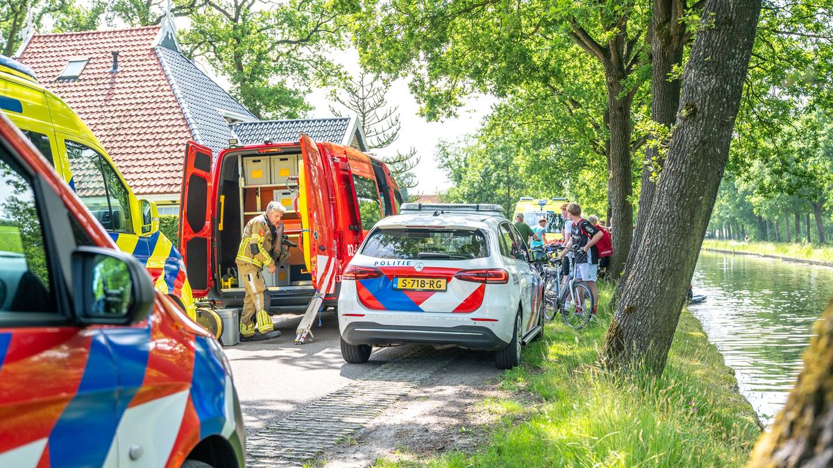Fietser uit het water gevist bij Lippenhuizen, redders krijgen onderscheiding