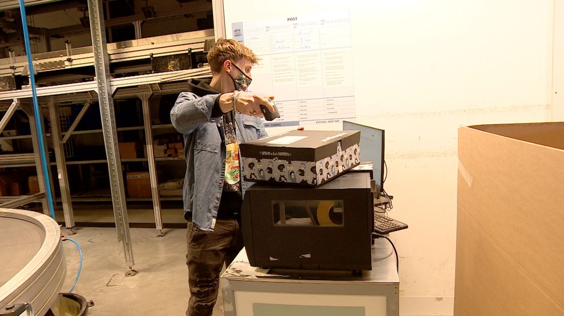 Jorn Breen aan het werk op de inpakafdeling van YourSurprise in Zierikzee