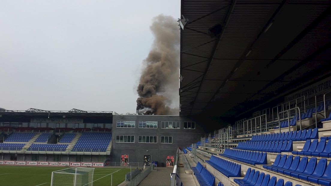 De pas ontstane brand vanuit het stadion