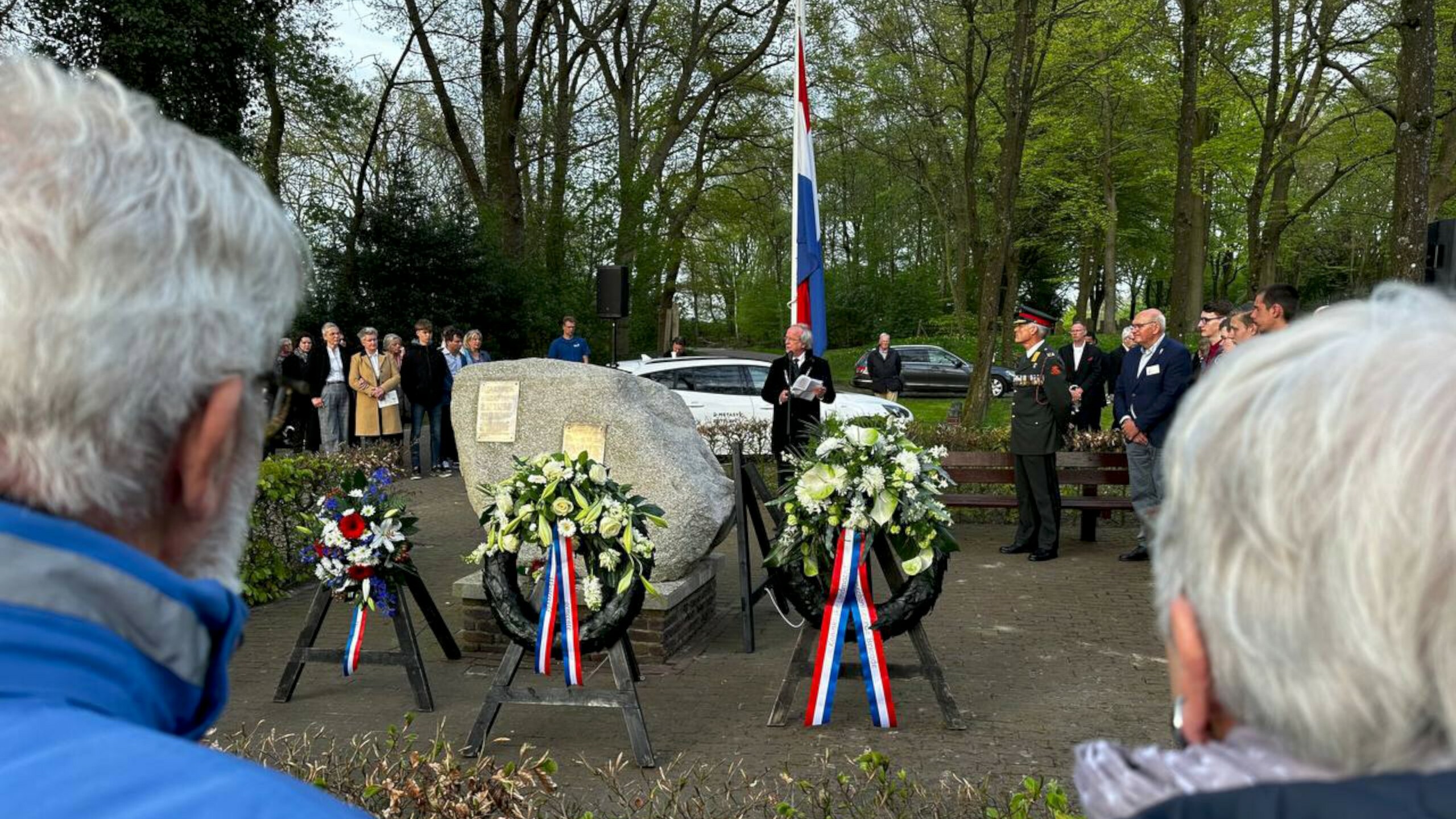 Automobilist Negeert Stopteken Bij Dodenherdenking Diever En Raakt ...