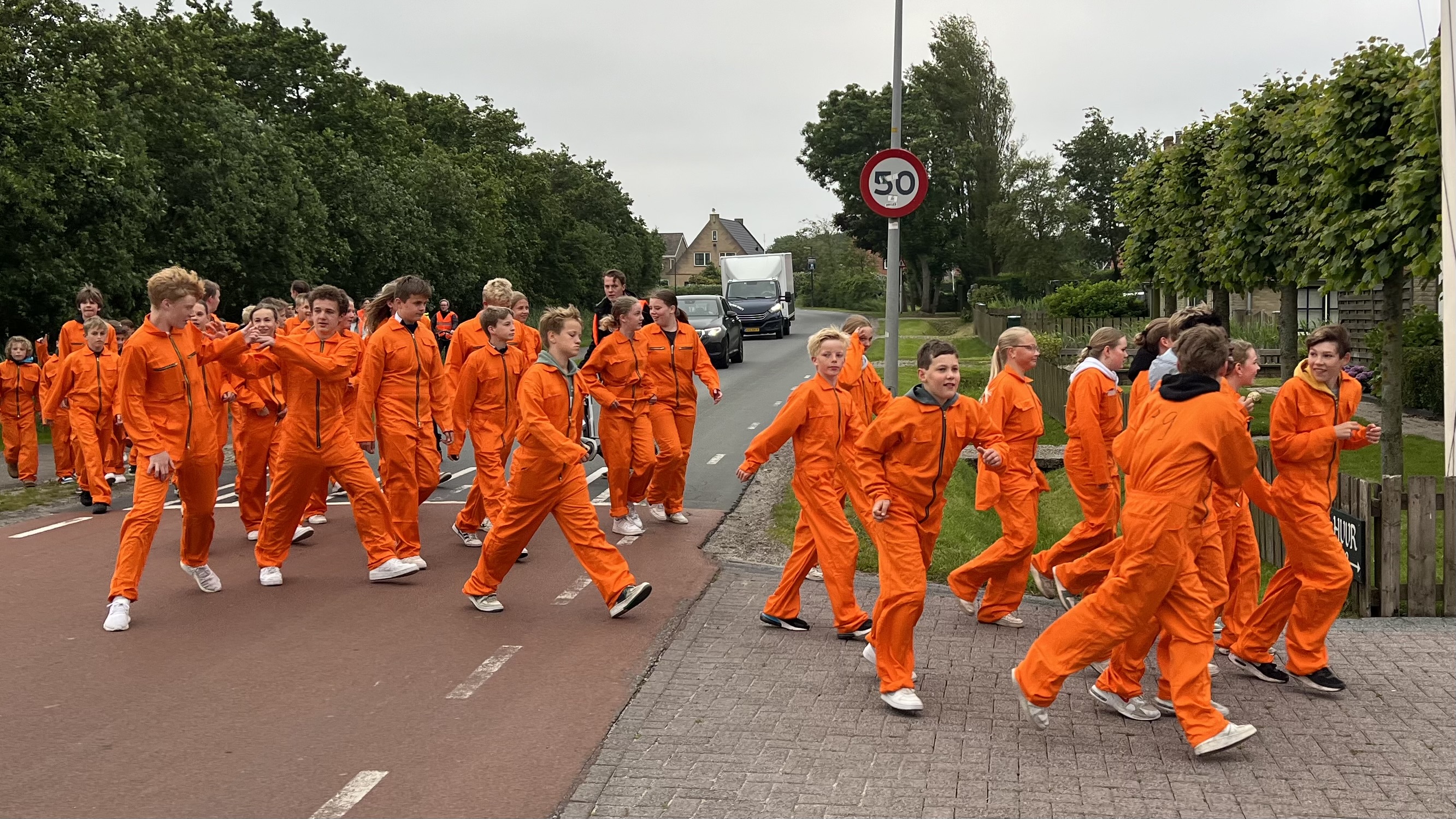 Kinderen doen kat-en-muis-spelletje voor betere band met politie op Terschelling