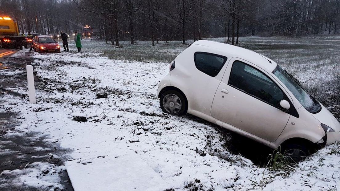 Twee auto's van de weg gegleden bij Hengelo