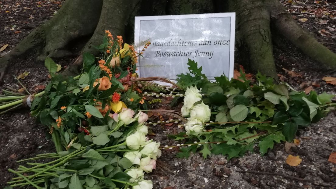 Bloemen in het Haage bos voor overleden boswachter Jenny van Leeuwen