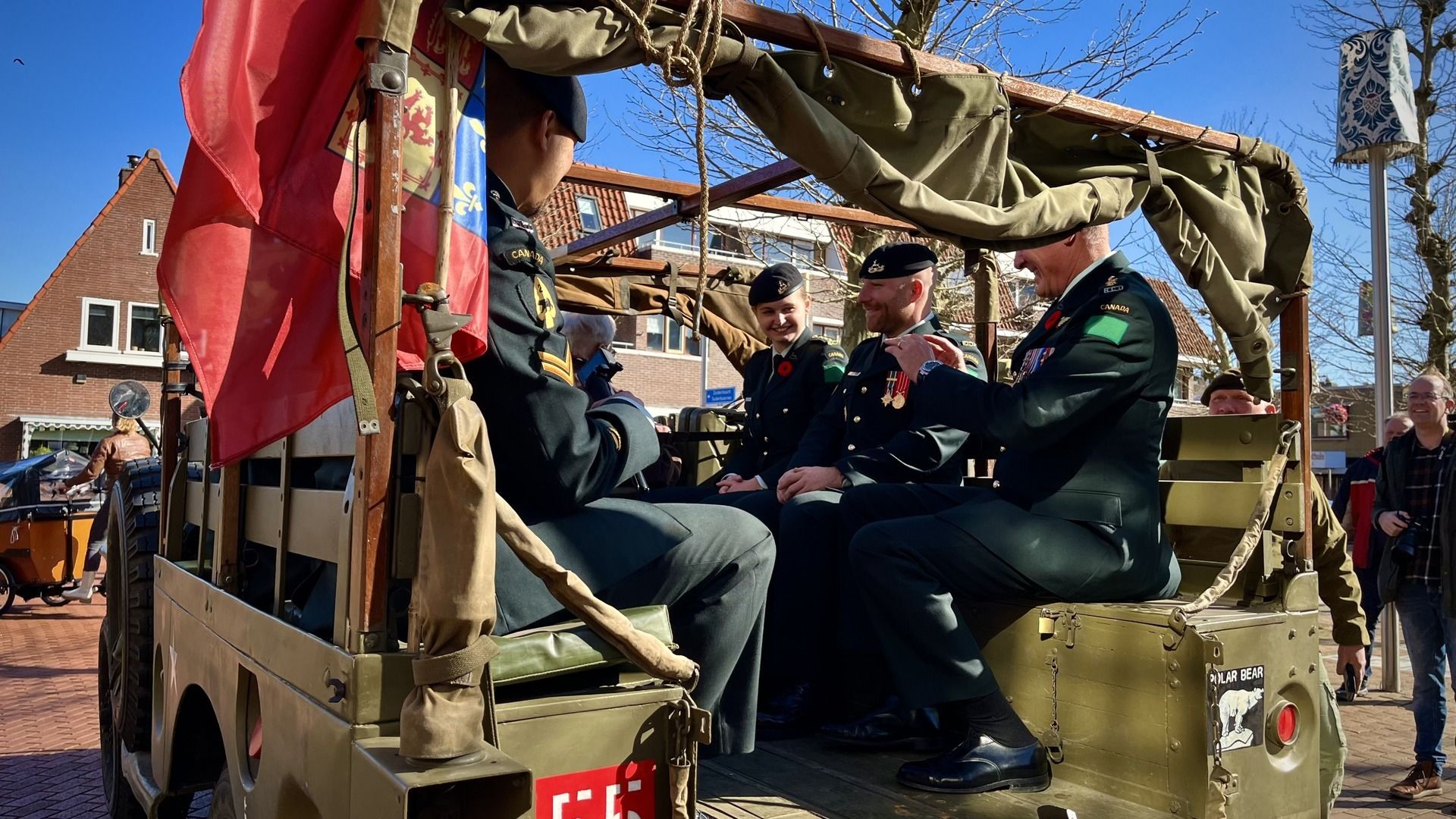 De Canadese Royal Dragoons in een gerestaureerde wagen