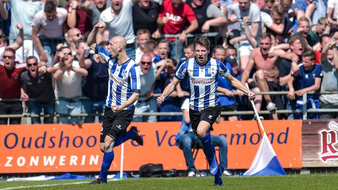 Quick Boys-speler Marc de Kruijs (rechts) loopt juichend weg na de openingstreffer, Jesse van Nieuwkerk juicht mee