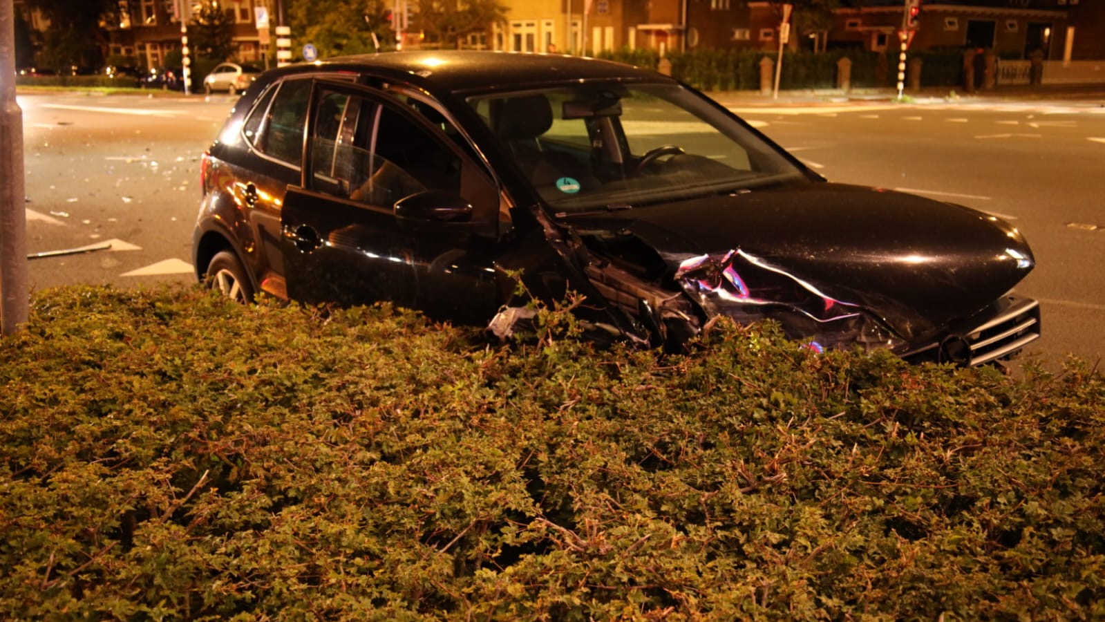 De motorkap van één van beide voertuigen is flink beschadigd