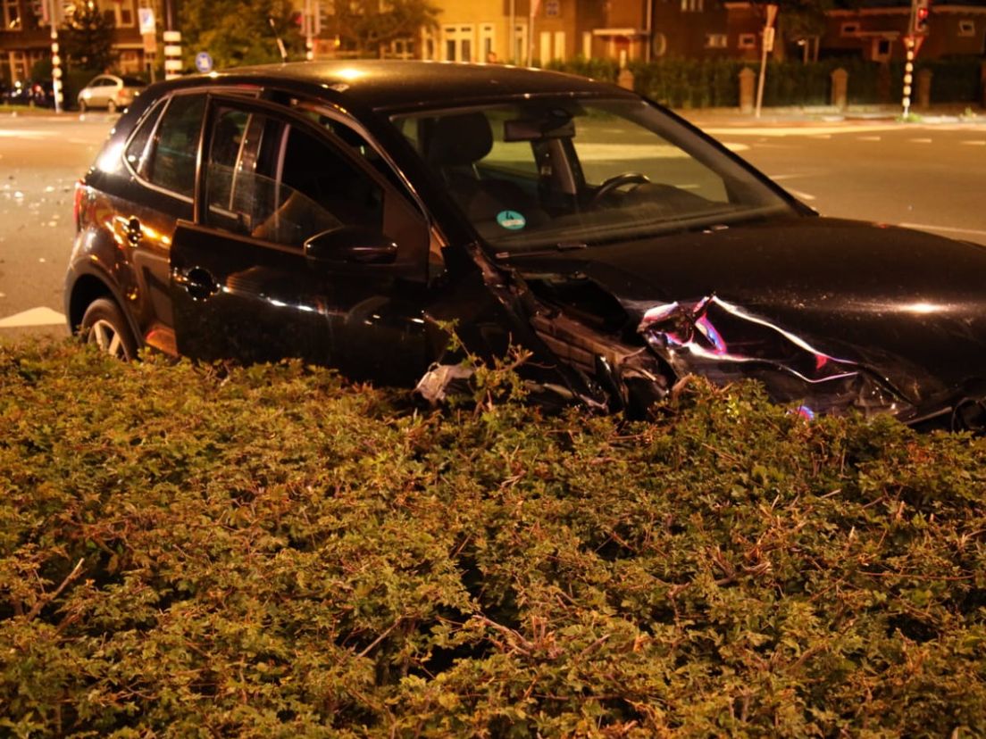 De motorkap van één van beide voertuigen is flink beschadigd
