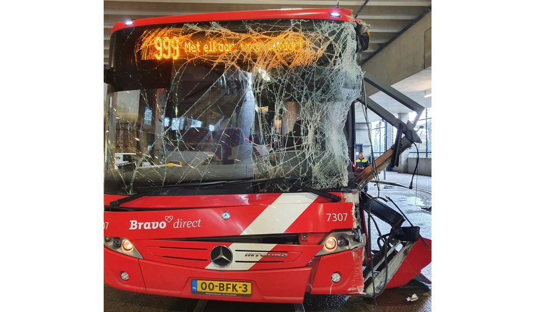 De bus raakte zwaar beschadigd