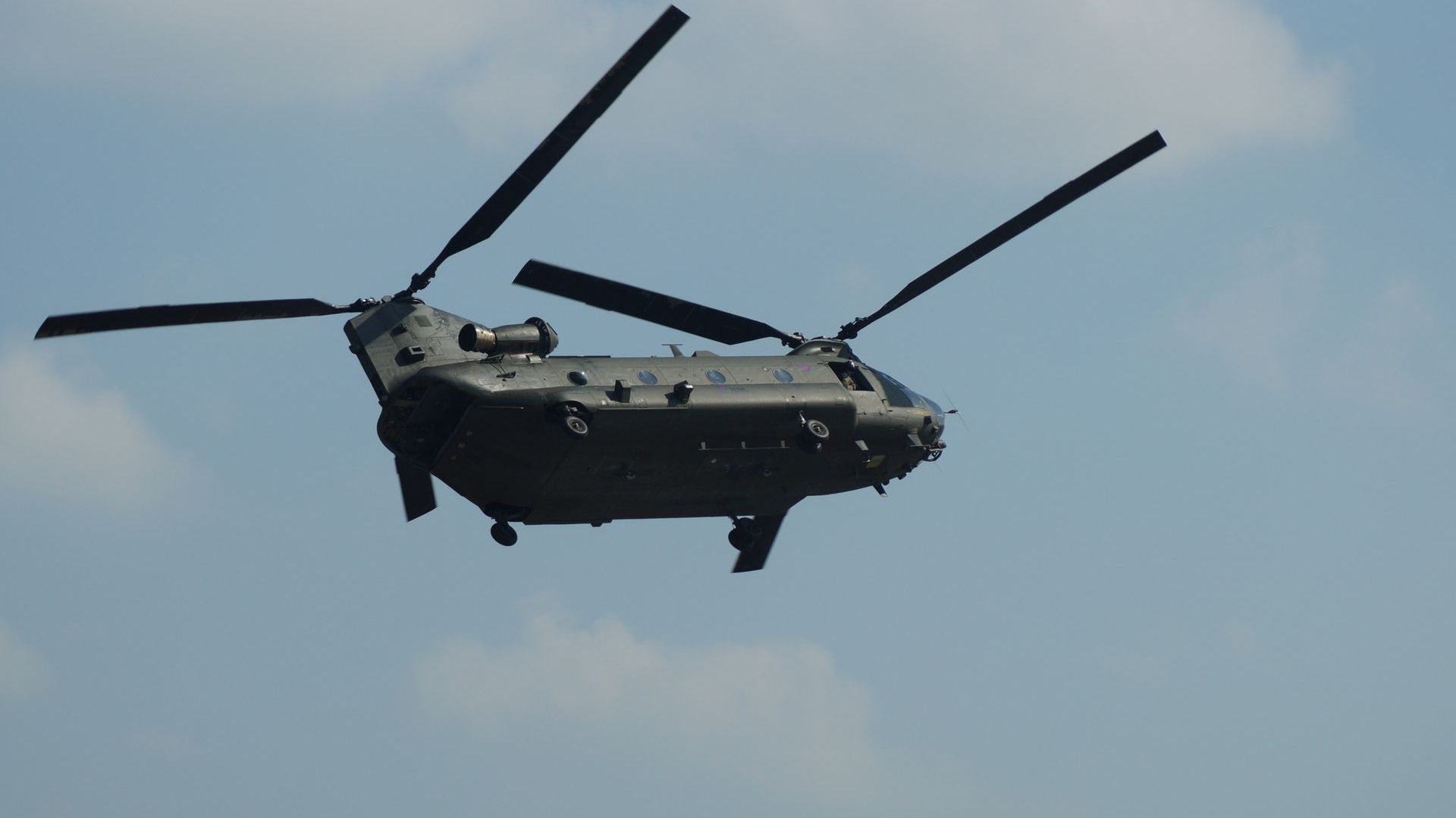 Een overvliegende Chinook-helilkopter.