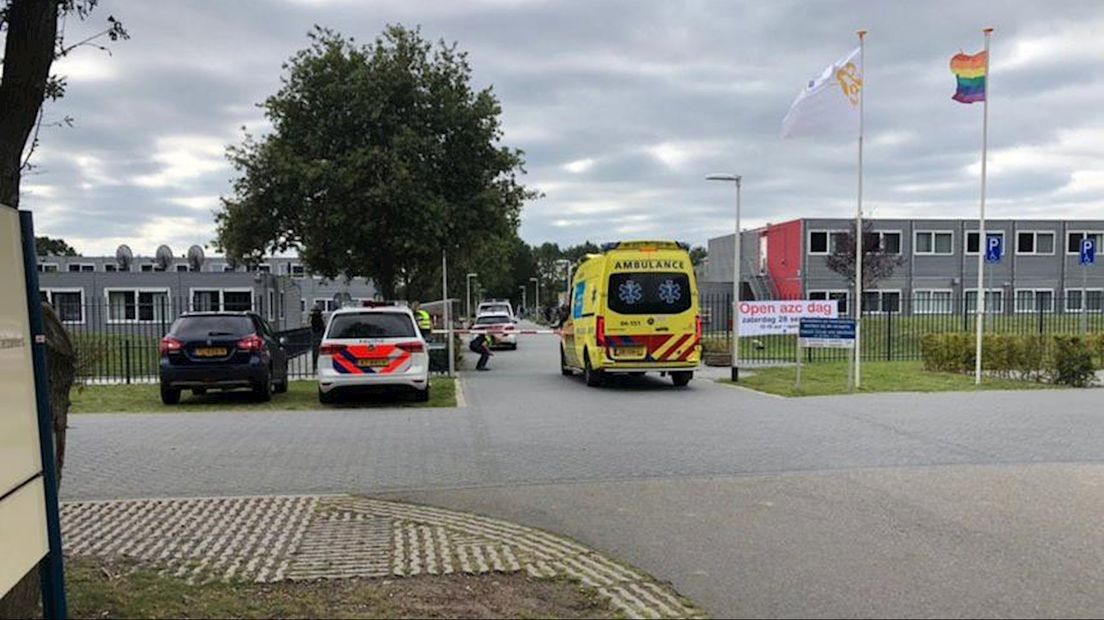 Ambulance bij asielzoekerscentrum Hardenberg na steekincident