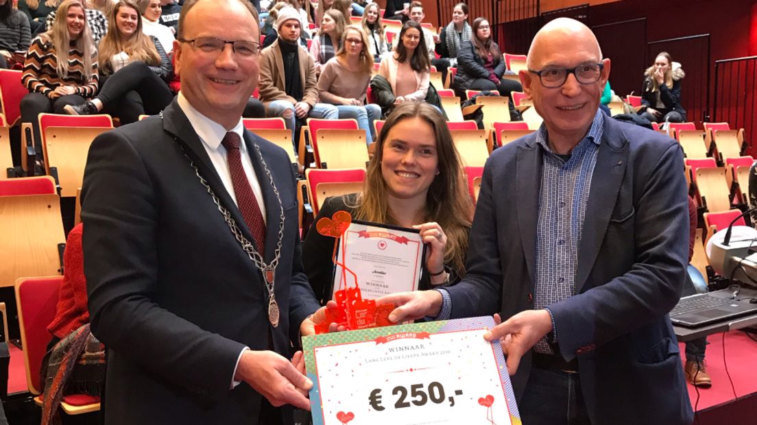 Burgemeester Heerts (l) en docent Henk Buikema.