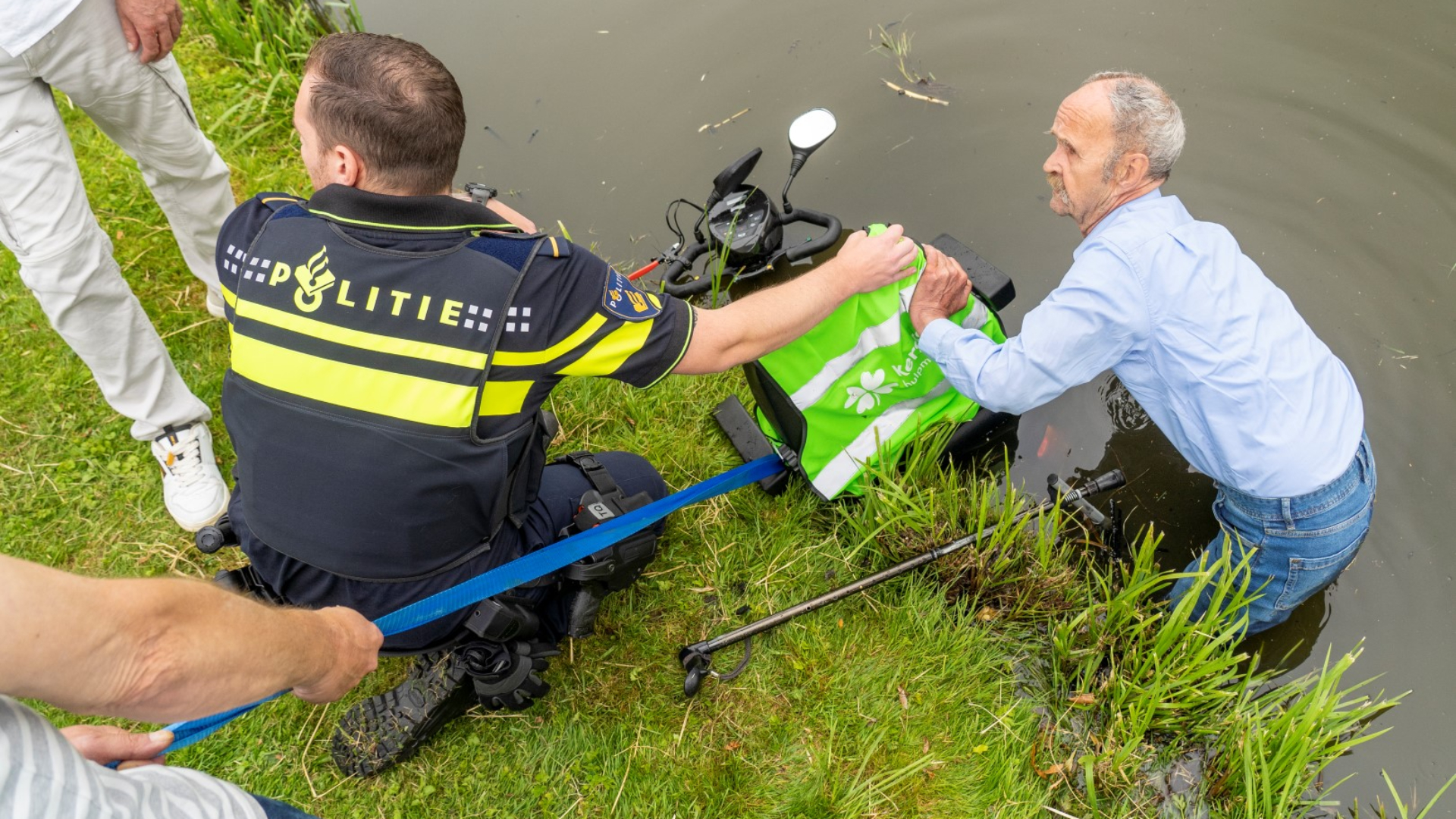 De man is met een ambulance naar het ziekenhuis gebracht. Hoe hij eraan toe is, is niet bekend.