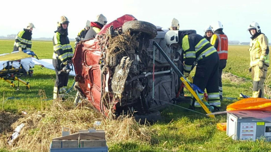 Auto over de kop bij Leens