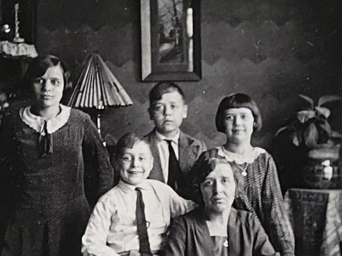 Heleen, John, Ben, Diny Mackenbach en hun moeder, ongeveer 1925