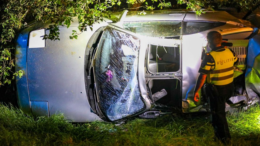 De auto is fors beschadigd.