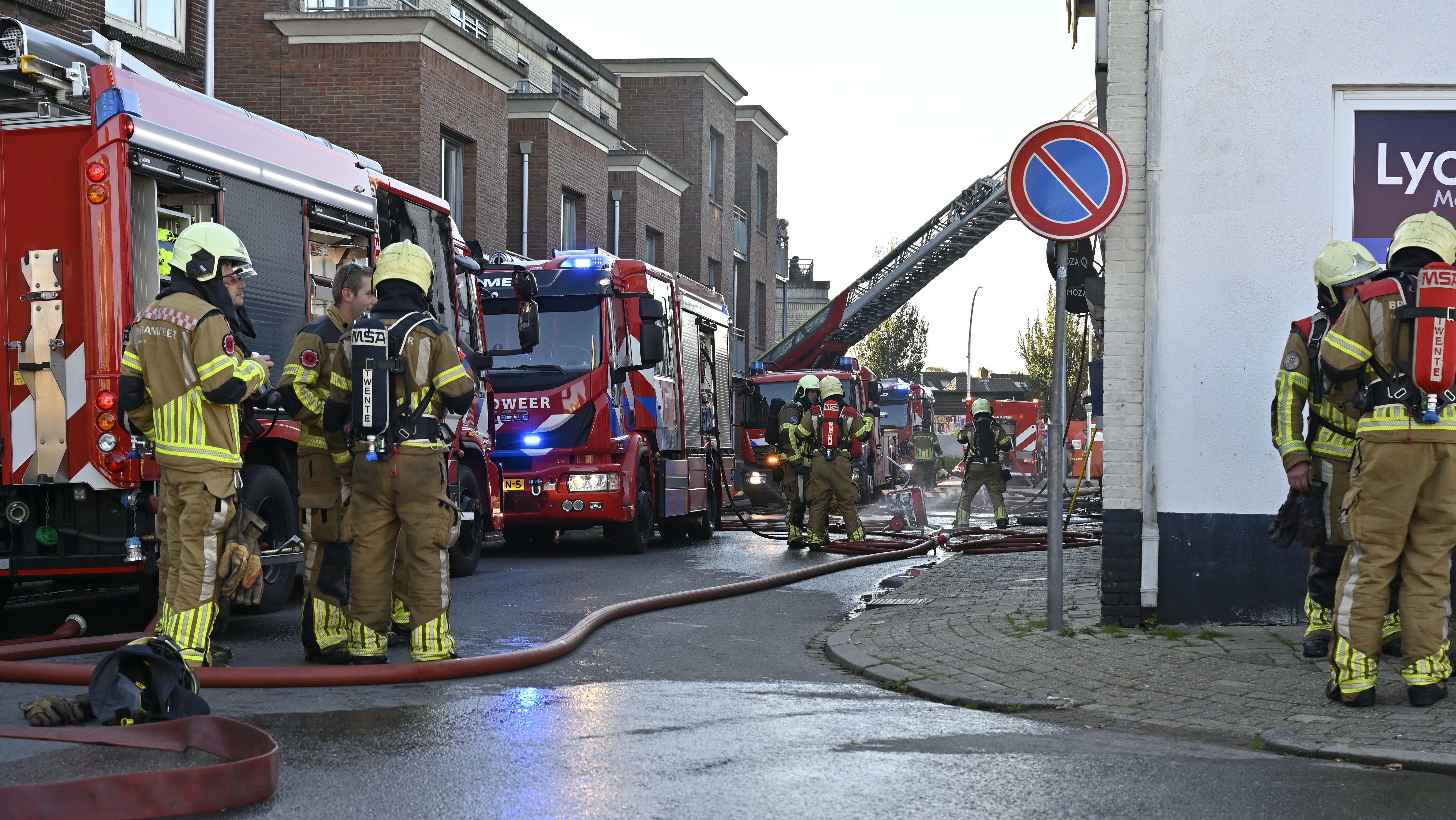 Uitslaande brand legt restaurant én bovenverdieping in Almelo in de as.