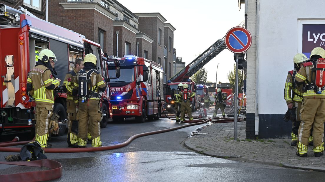 Uitslaande brand legt restaurant én bovenverdieping in Almelo in de as.