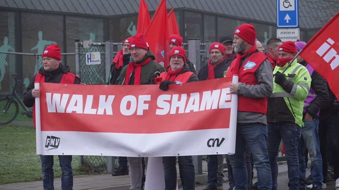 Medewerkers OWASE-bedrijven zijn hun werkgevers zat en lopen 'walk of shame'