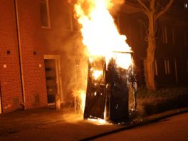 Dixi-toilet in vlammen op | 130 flessen lachgas in beslag genomen bij inval garagebox