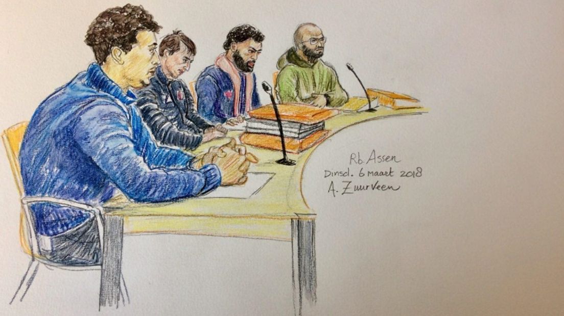 De verdachten in de zaak Gees; vlnr. Yero V., Fidan J., Anouar K. en Abdelhak B.
 (tekening: Annet Zuurveen)