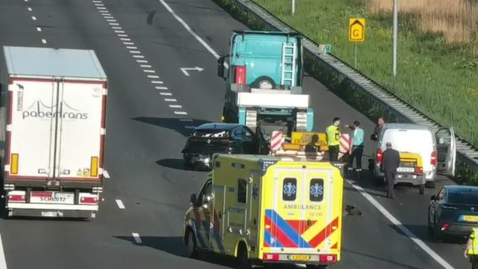 Op de A15 tussen Gorinchem en Papendrecht is een ongeluk gebeurd met meerdere voertuigen en een vrachtwagen.