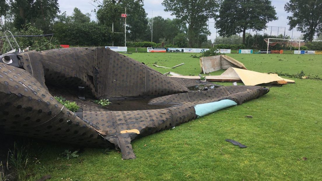 De storm die dinsdagavond over het land raasde, heeft op verschillende plaatsen in Gelderland schade aangericht. De ochtend na de storm wordt de schade opgenomen en kan de rommel opgeruimd worden.