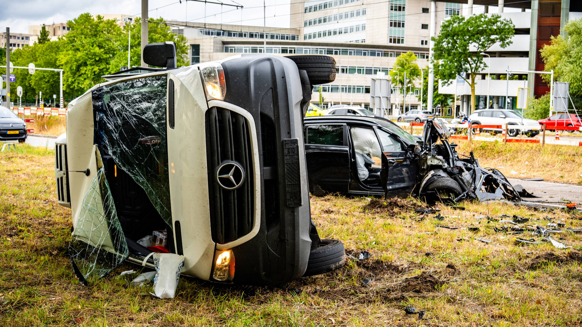 Gewonden en schade bij botsing tussen bestelbusje en auto in Utrecht
