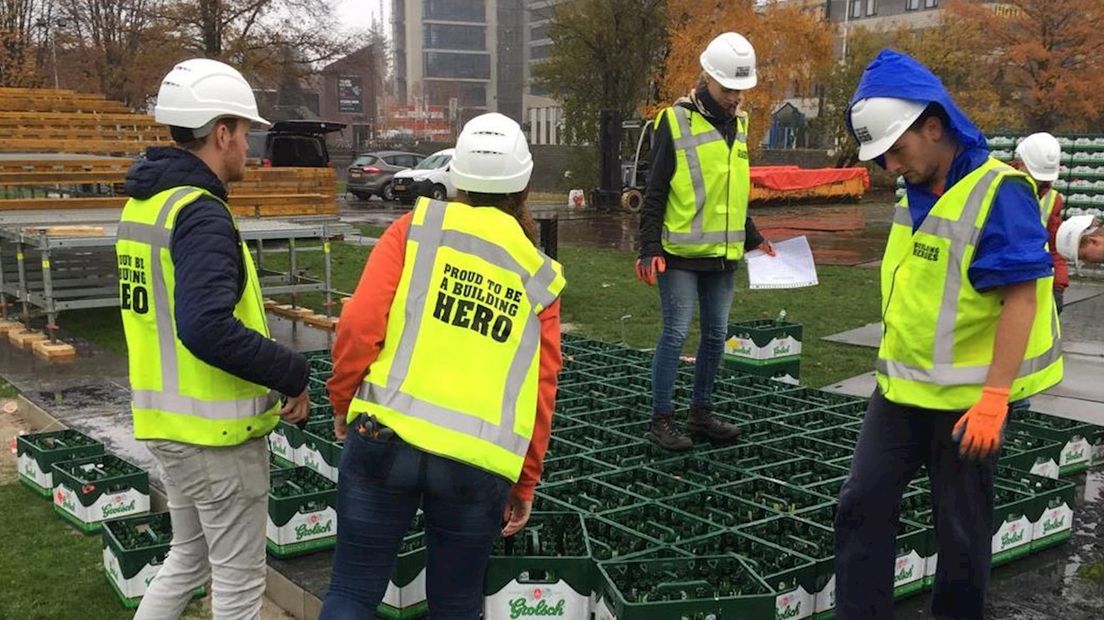 Studenten UT bouwen langste bierkrattenbrug ter wereld